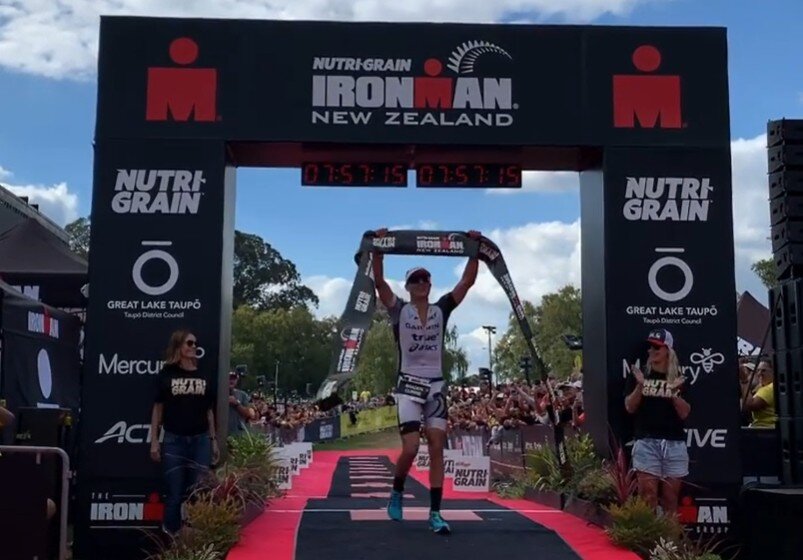 Braden Currie ganando el IRONMAN New Zealand