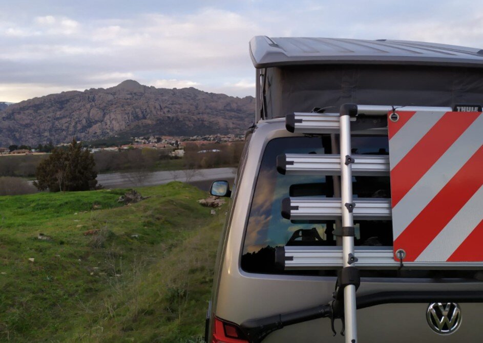 Hinten mit Fahrradträger der Roadsurfer VW Surfer Suite