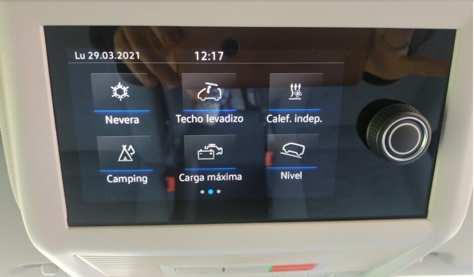 ordenador de abordo de la VW Surfer Suite de Roadsurfer