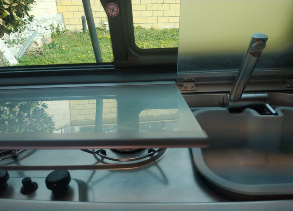 Panel de la cocina de la VW Surfer Suite de Roadsurfer