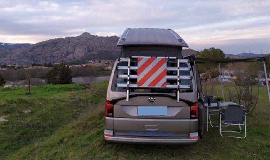 Blick von hinten auf die VW Surfer Suite von Roadsurfer