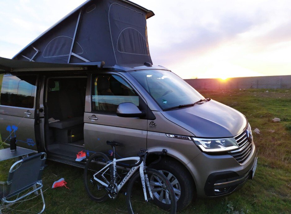 Training und Abenteuer zu Ostern: Spanien erkunden mit den Roadsurfer Campern – Artikel Roadsurfer Sportausrüstung Roadsurfer VW Surfer Suite Einbetten