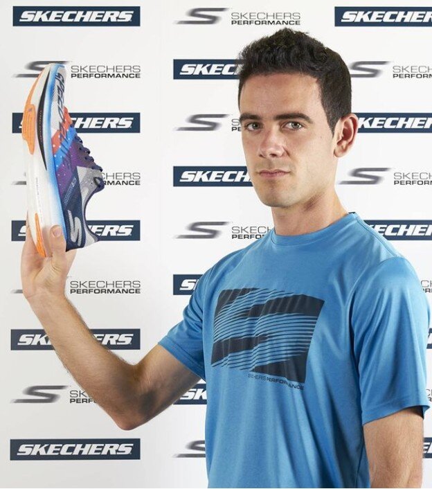 Instagram / Diego García Carrera com um sapato Skechers