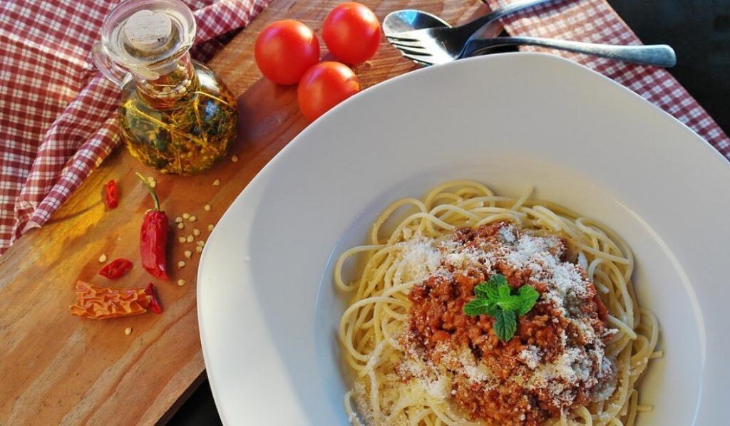 Plato de pasta con carne