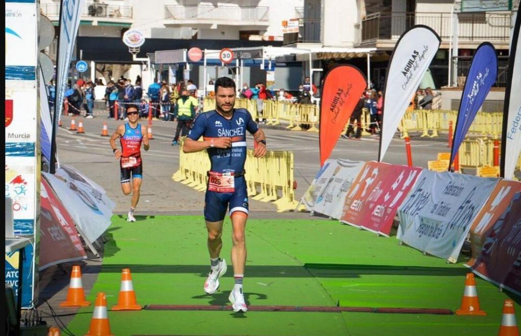 Roberto Sánchez Mantecón ganando el duatlón de Águilas