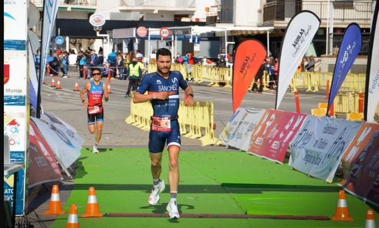 Roberto Sánchez Mantecón ganando el duatlón de Águilas