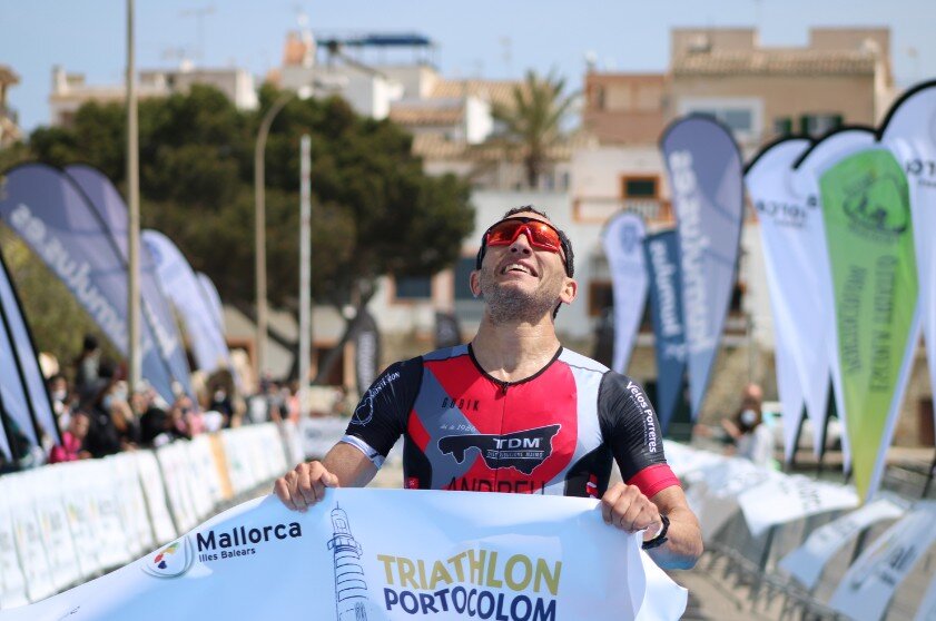 Joan Nadal ganando el Triathlon Portocolom 2021