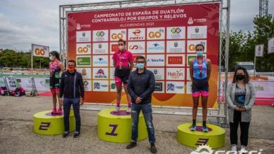 Pódio feminino por equipe espanhola campeonato de duatlo de contra-relógio