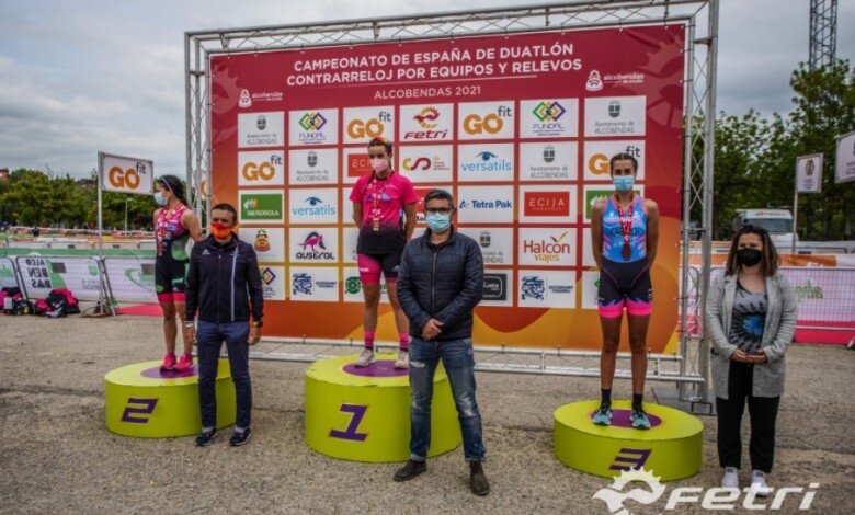 Pódio feminino por equipe espanhola campeonato de duatlo de contra-relógio