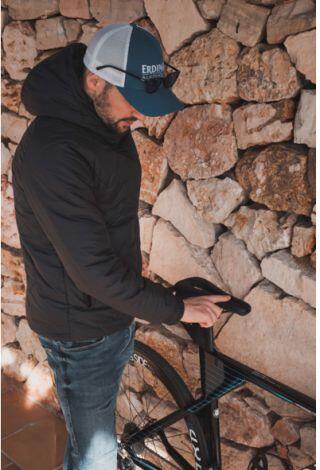 Patrick Lange con una bici y el sillín WATT de Selle