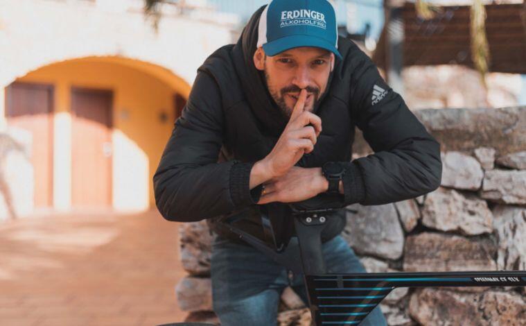 Patrick Lange con una bici y el sillín WATT de Selle 2
