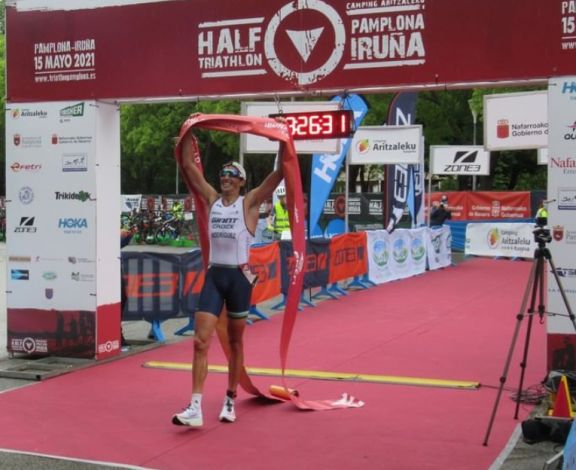 Gustavo Rodríguez winning the Half Pamplona 2021