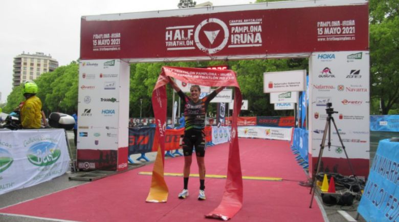 Laura Gómez ganando el Half Triathlon Pamplona-Iruña