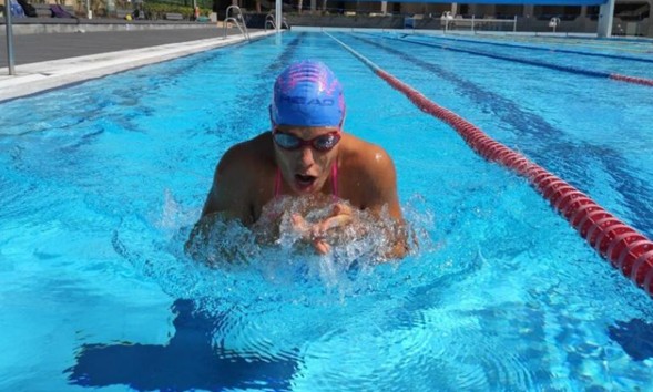 Nadador com óculos de natação para a cabeça