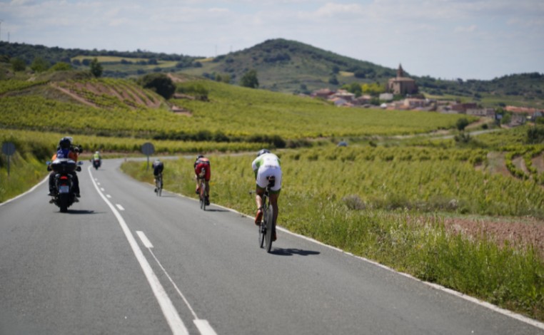 Der spanische Triathlon-Pokal MD und LD erreicht mit dem Half Triathlon La Rioja . seinen Äquator