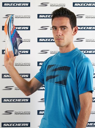 Diego García Carrera avec des chaussures Skechers