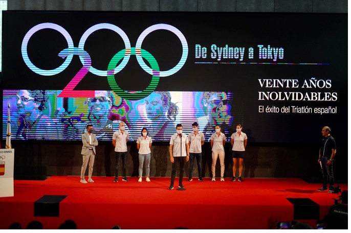 El equipo olímpico español de triatlón en la presentación del COE