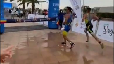 Se para antes de meta para celebrar la victoria en un triatlón y le sobrepasa otro triatleta