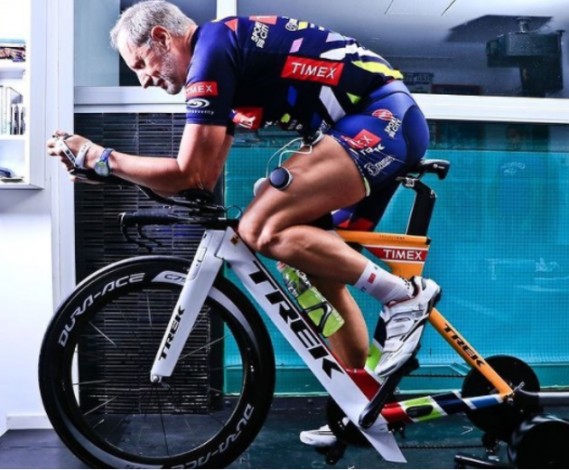 Die 5 besten COMPEX-Wiederherstellungsoptionen – Compex-Schulungsartikel Ein Radfahrer mit COMPEX auf der Rolle