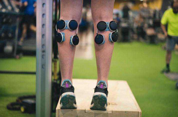 Electrostimulation: the great ally for the athlete - Training articles athlete using electrostimulation on twins