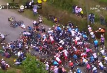 Una espectadora provoca una caída en la primera etapa del Tour de Francia