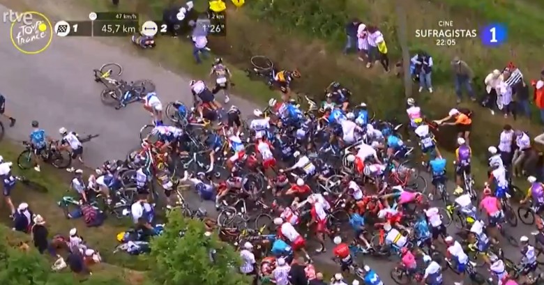 Una espectadora provoca una caída en la primera etapa del Tour de Francia