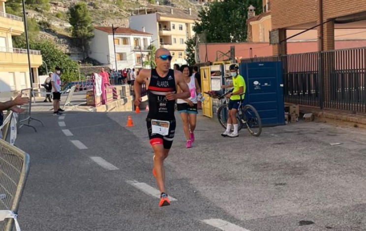 Fernando Alarza wins the Alcalá del Júcar triathlon