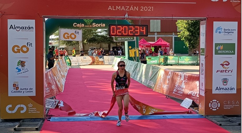 Natalia Hidalgo gana el Triatlón de Almazán