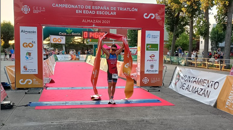 Natalia Hidalgo y Sergio Baxter ganan el Triatlón de Almazán - Noticias Triatlón Sergio Baxter gana el Triatlón de Almazán