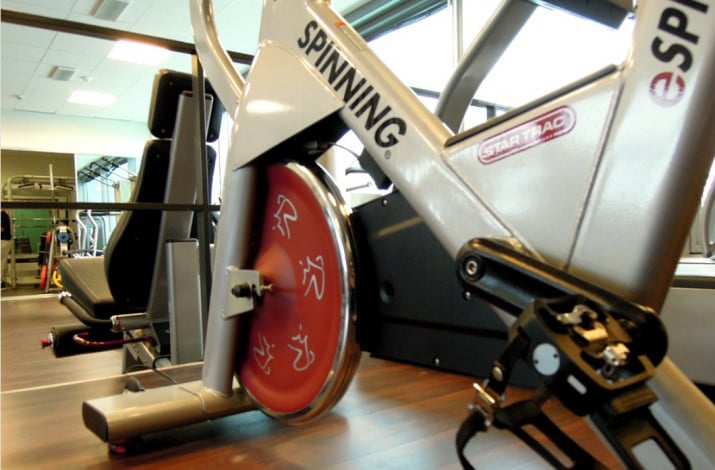 bicicleta de spinning en un gimnasio