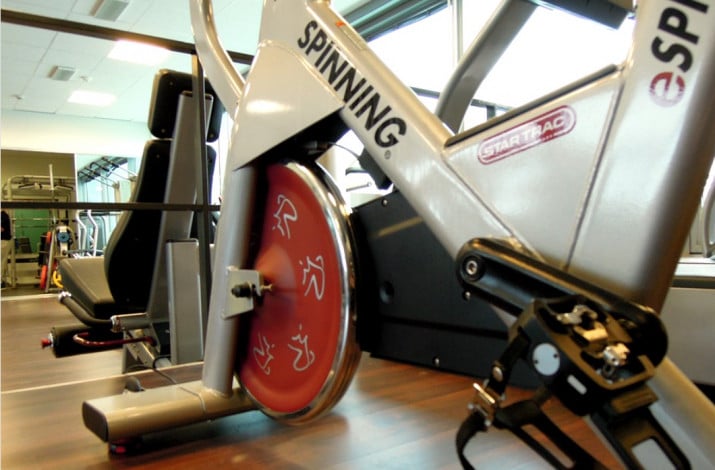 Spinning Bike in einem Fitnessstudio