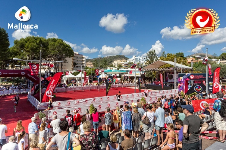 Zona de meta con público del Challenge Peguera Mallorca