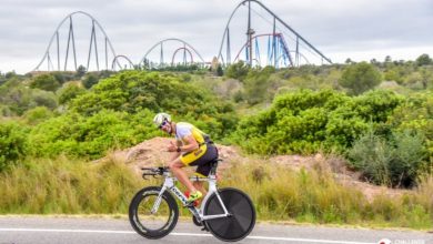 Un triathlète avec Port Aventure en toile de fond