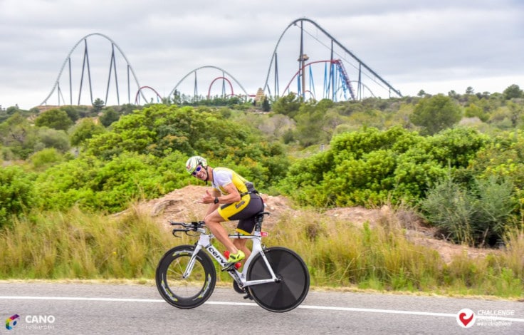 Un triathlète avec Port Aventure en toile de fond