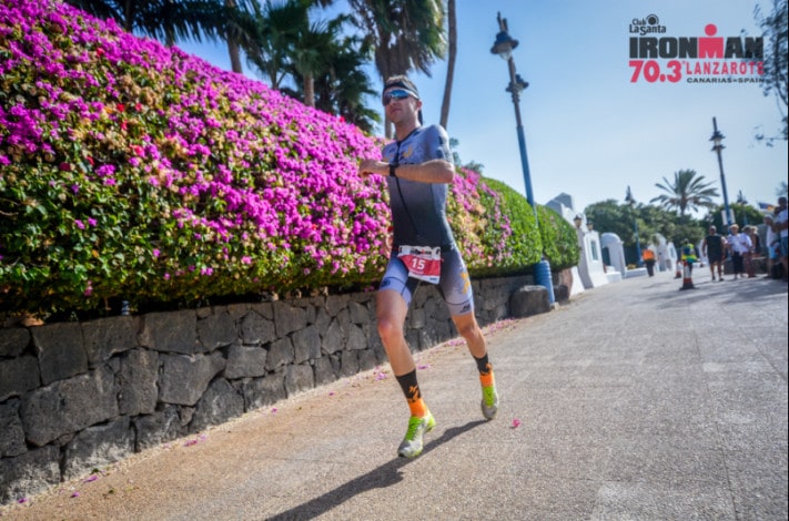 Anne Haug e Emilio Aguayo liderando o Club La Santa IRONMAN 70.3 Lanzarote