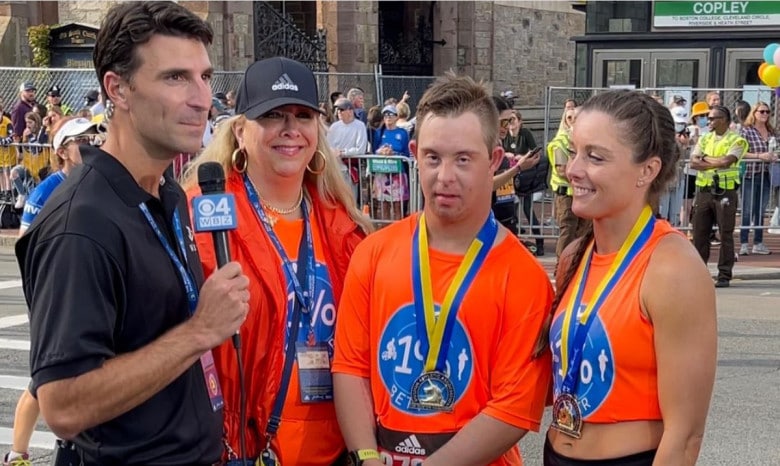 Chris Nikic acaba su primer maratón en Boston