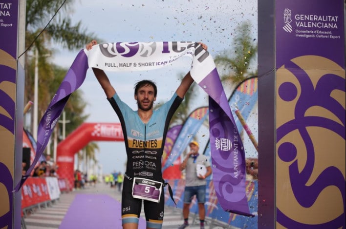 Gonzalo Fuentes vencendo o Triathlon gandia da ICAN