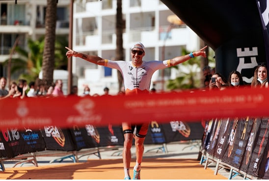 JON IZETA/ Emilio Aguayo ganando el Ibiza Half Triathlon