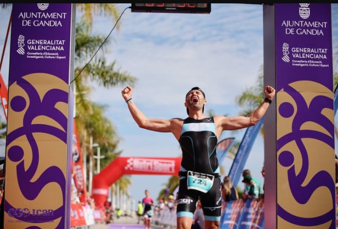 An athlete finishing the ICAN Gandia