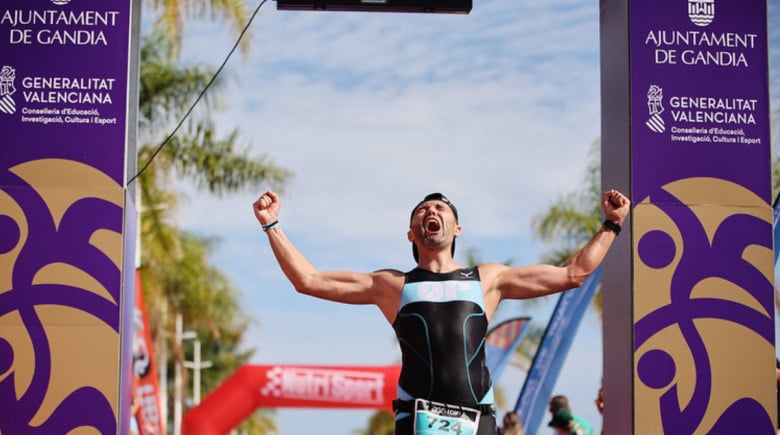 An athlete at the ICAN Gandia goal