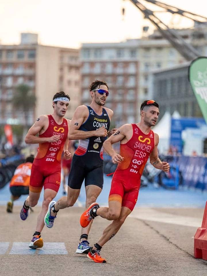 Roberto S nchez Mantenimiento signs for ASICS