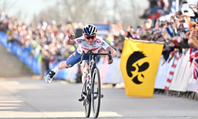 C'est ainsi que Tom Pidcock a célébré le championnat du monde de cyclocross