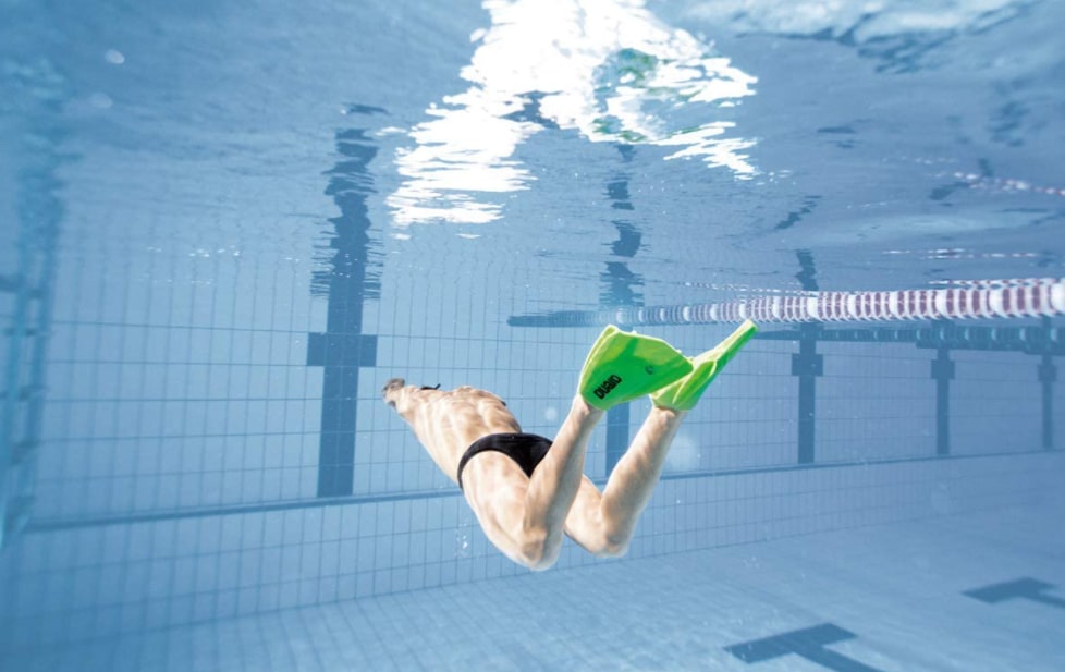 El uso de aletas en la piscina para mejorar la técnica