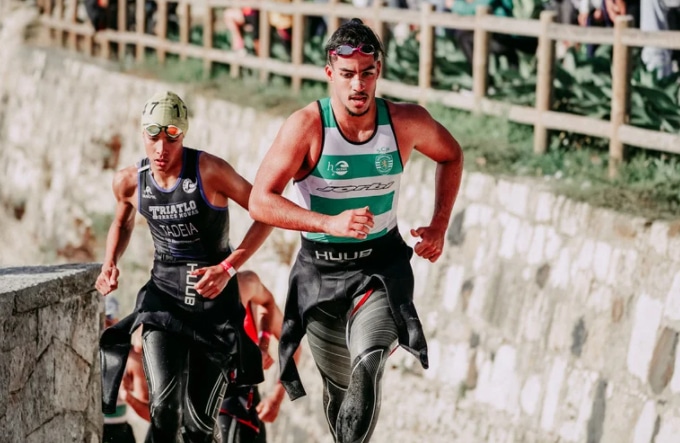 Vêtements pour le secteur de la natation d'un trialtón