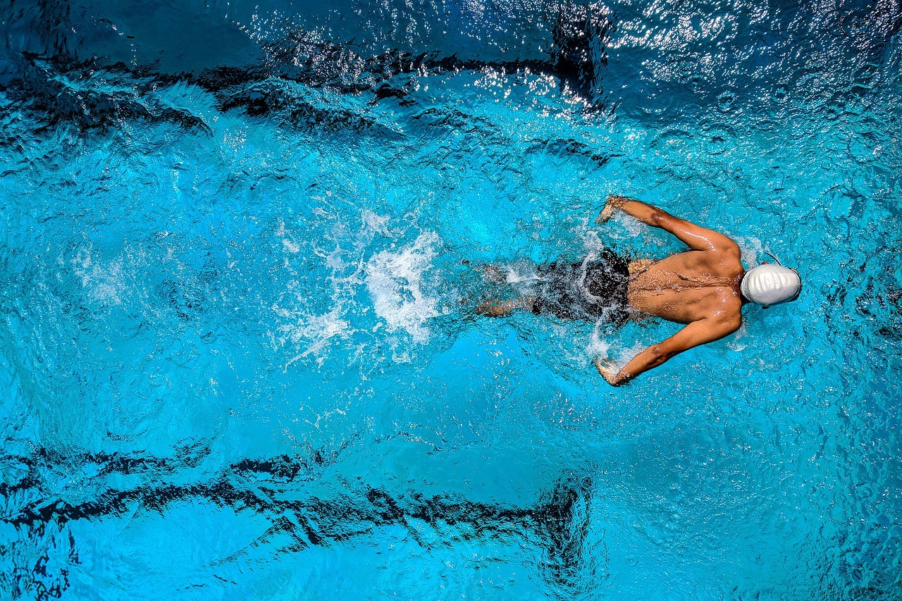 benefícios de praticar esportes aquáticos