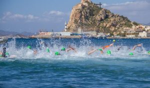 Cidade de Lugo Fluvial kommt in Águilas an und führt die nationalen Triathlon-Ligen an