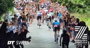 Antonio Benito y Helene Alberdi ganan el Triatlón de Zarautz