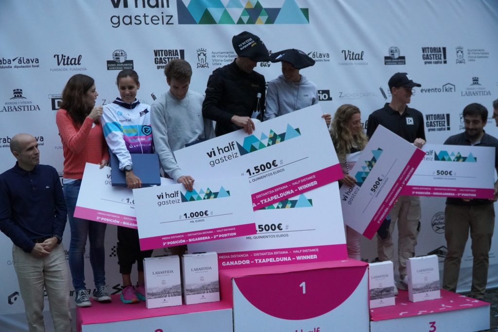 Eneko Llanos y Sara Loehr vencen el primer vi half gasteiz