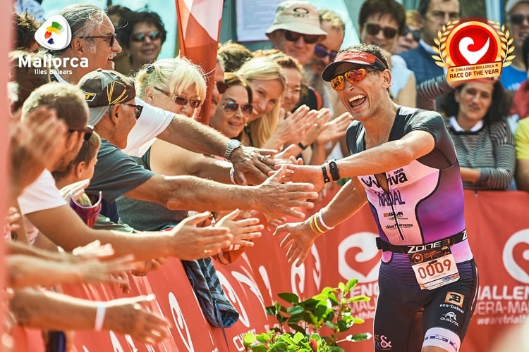 Um atleta alcançando a linha de chegada