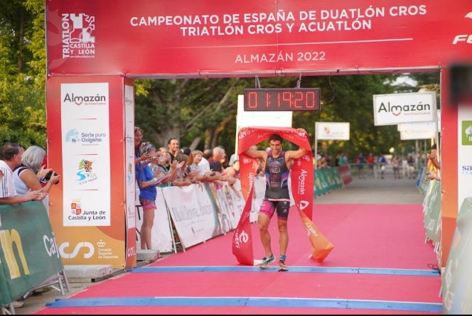 Laura Gómez und Kevin Tarek Viñuela sind spanische Meister des Triathlon Cros 2022 in Almazán